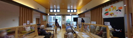 介護施設の居住者とスタッフ