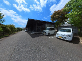 駐車場と建物外観  