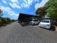 駐車場と建物外観  