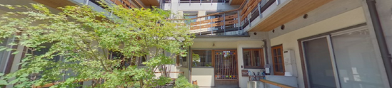 広々とした介護施設の外観