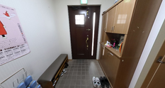介護施設の入口と受付の風景