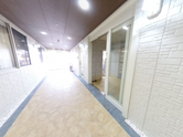 介護施設内の明るい廊下