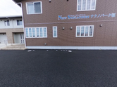 介護施設の外観と駐車場