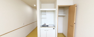 明るい介護施設の個室
