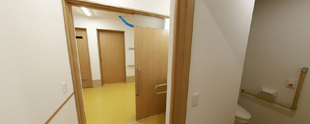 介護施設内の廊下と部屋