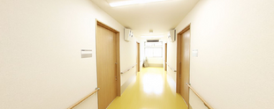 職員用廊下と個室のドア