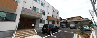 住宅街にあるモダンな介護施設