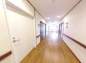 介護施設のきれいな廊下の風景