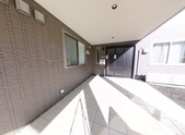 介護施設の玄関と外観