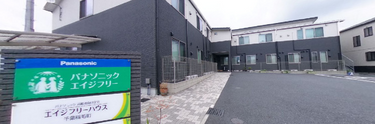 介護施設の駐車場と建物