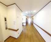介護施設内部の明るい廊下