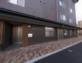 介護施設の外観と駐車場