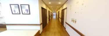 介護施設内の広々とした廊下