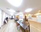 清潔で広々とした施設の廊下