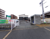 街並みと介護施設の外観