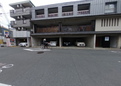 街並みと緑が調和した道