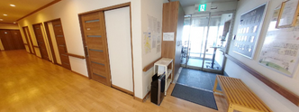 明るく広々とした介護施設内部