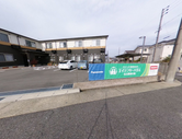 介護施設の前の静かな通り