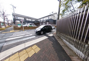 介護施設外観の通りの景色