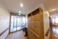清潔で広々とした施設内廊下
