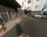 介護施設の外観と駐車場