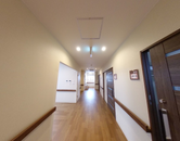 ケア施設の廊下の風景