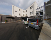 介護施設の外観と駐車場
