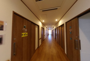 介護施設内の清潔な通路と部屋