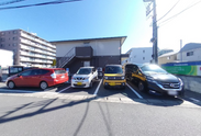 快晴の日の清潔な建物外観