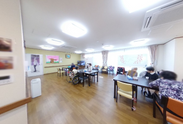 介護施設内の明るい共有エリア