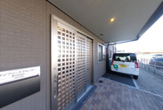 明るい通路と施設外観