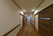 施設内のきれいな廊下