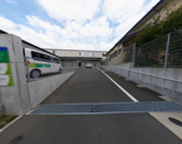 介護施設のエントランスと外観