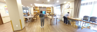 明るく広々とした介護施設内部