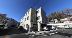 介護施設の外観と周辺風景