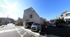 介護施設の外観と周辺風景