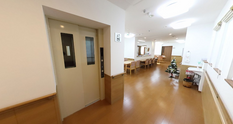 清潔感溢れる介護施設の廊下