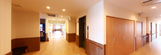 介護施設の広々とした廊下