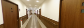 広々とした廊下の施設