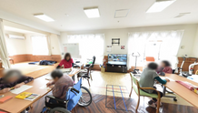 温かい雰囲気の介護施設内部