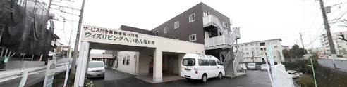 介護施設外観と通りの風景