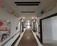 清潔感のある施設内部の廊下