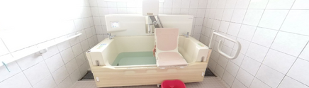 福祉用具を備えた浴室