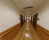 キレイで広々とした施設の通路