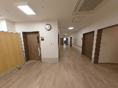 広々としたケア施設の廊下