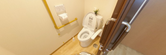 手すり付きのトイレと広い廊下