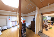 介護施設の居室と通路の風景