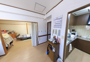 ケア施設の明るい居室風景