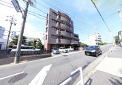 日当たりの良い施設の街角風景