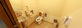 介護施設内のトイレと廊下